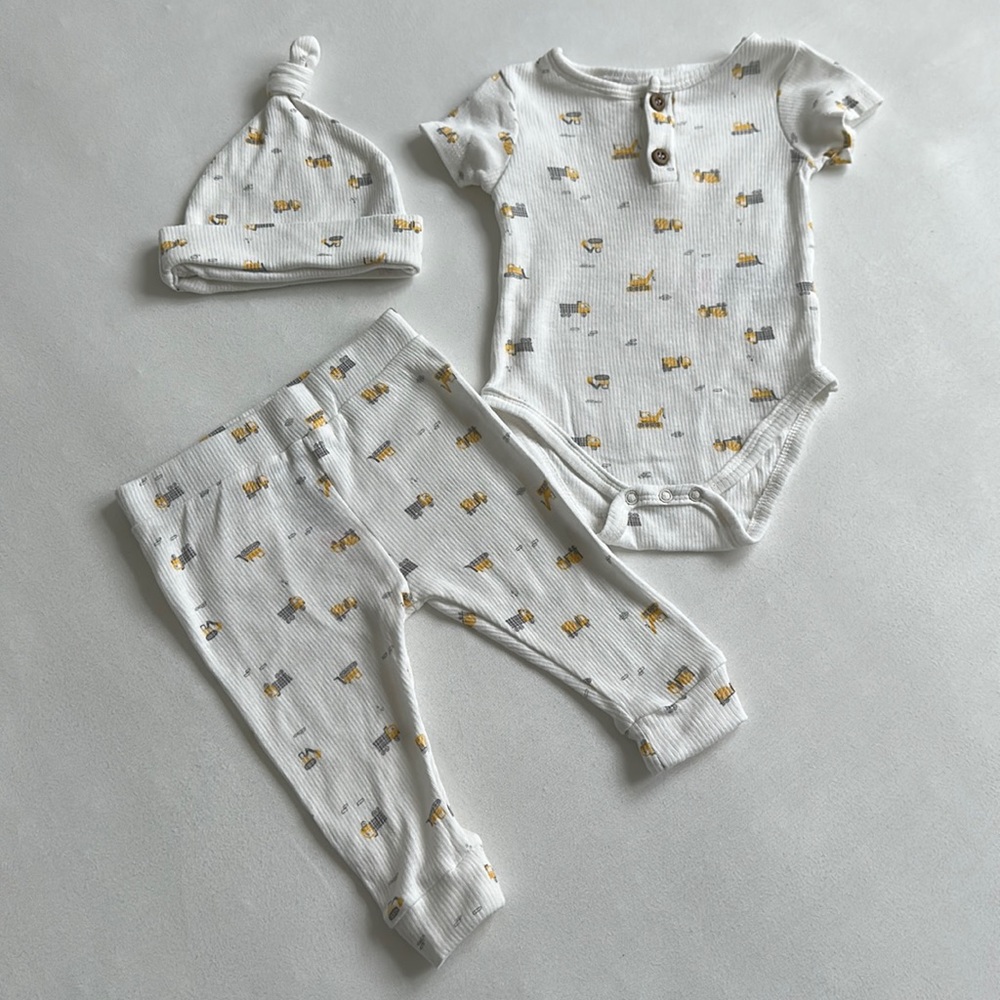 Emily and Oliver 3 Piece Matching Set 3-6 Months (Bodysuit, pants & knotted hat)